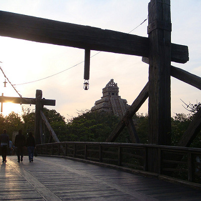 \ポートディスカバリー側から来ると、唯一神殿が左側に見えるのがこの橋です