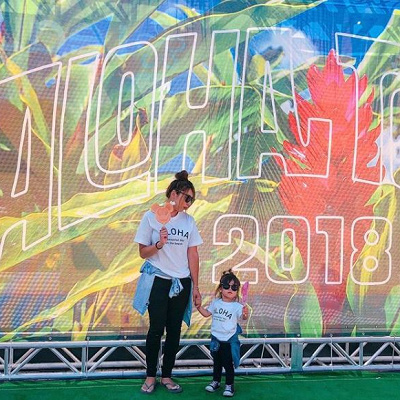 白Tシャツ×ブラックパンツ×デニム