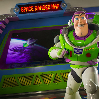 バズ・ライトイヤーの名前は、誰に由来する？