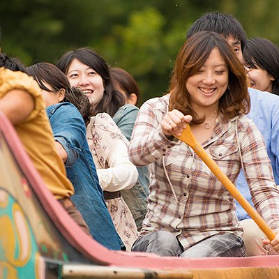 スプラッシュマウンテンの丸太をつくっているのは誰？