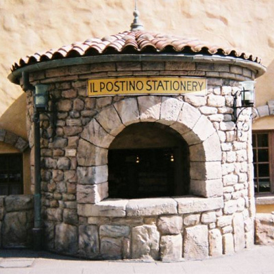 イル・ポスティーノ・ステーショナリーの窓