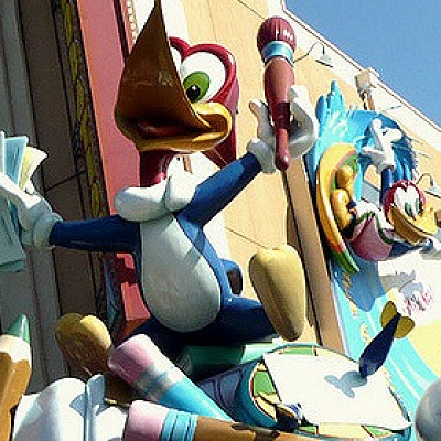 あふれる笑顔にひょうきんなポーズ、手には白い手袋…