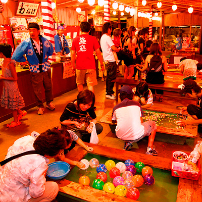 実際に買い物をしたり縁日を楽しんだりすることも