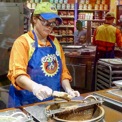 作っているところを間近で見られる