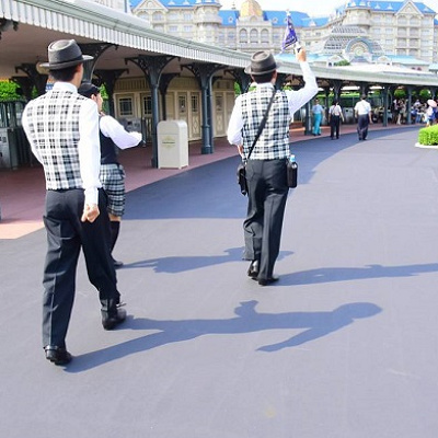 エントランスにいるジップンズームガイドツアー