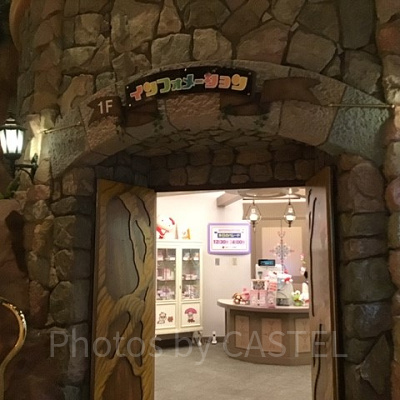 1Fインフォメーション（右奥がベビーセンター）