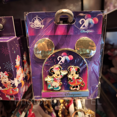 香港ディズニー20周年「ミッキー&フレンズ・グランドセレブレーショングッズ」:20周年ペアピンバッジ