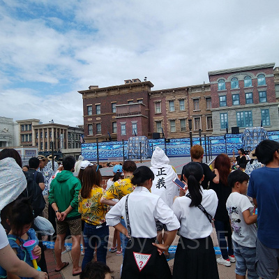 ミニオンクールファッションショー5分前の様子（全員立ち上がって開演を待つ）