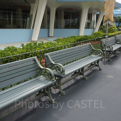 1つ置きに座れるよう対策されたベンチ