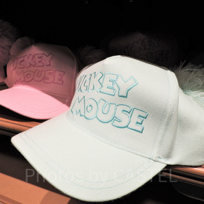 ミッキーの耳をイメージしたポンポンつきのキャップ