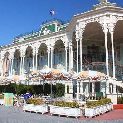 お城のような外観が目印