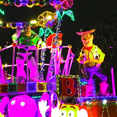 とにかくカラフルなトイ・ストーリーのフロート