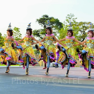 ナプキンモチーフの衣装を着たダンサー