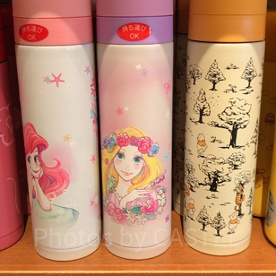 スリムでカバンに入れてもかさばりにくいデザインのドリンクボトル