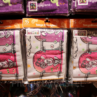 ミッキーと仲間たちの胸像がポップなイラストになったフェイスタオル