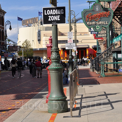 ゾンビーツの舞台前に設置されている足形マーク