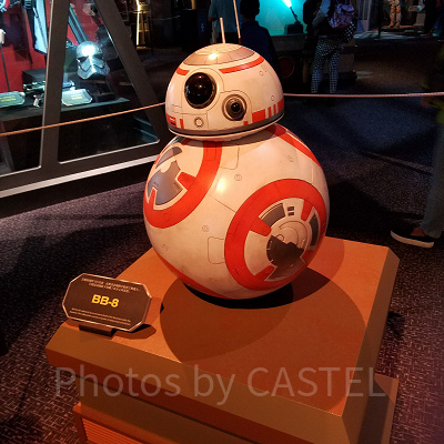 実物大のBB-8。奥に見えているのはライトセーバー。他にも映画で使われた小物がたくさん