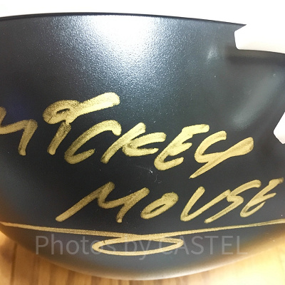 金色のサインが映える