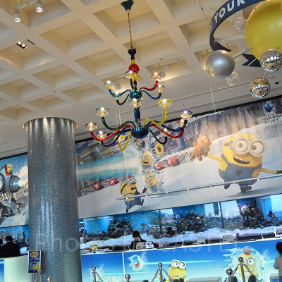 ホテルユニバーサルポートのフロント係りの背後には巨大水槽