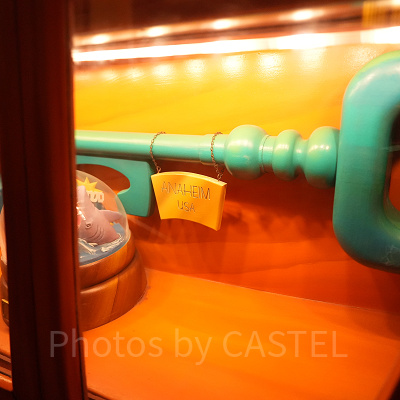 ミッキーの家の棚に飾られた鍵