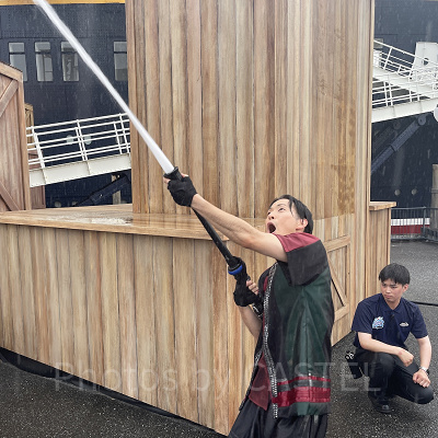 キャストの手持ちホースからも大量放水