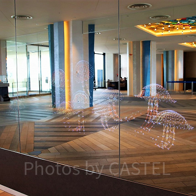 人の動きに海の生き物が反応する大型ディスプレイ