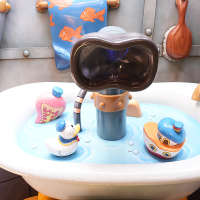 お風呂から頭を出している大きな潜望鏡