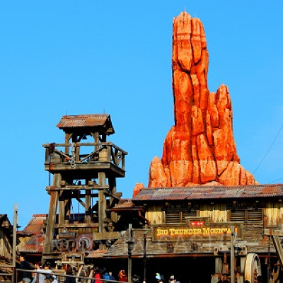 大きな岩山が目印☆