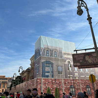 囲いがついたニューヨークエリアの建物（2025/12/1撮影）