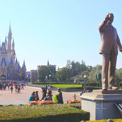 パートナーズ銅像の前はフォトスポット