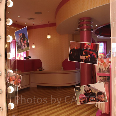 鏡にはグルーと三姉妹の写真