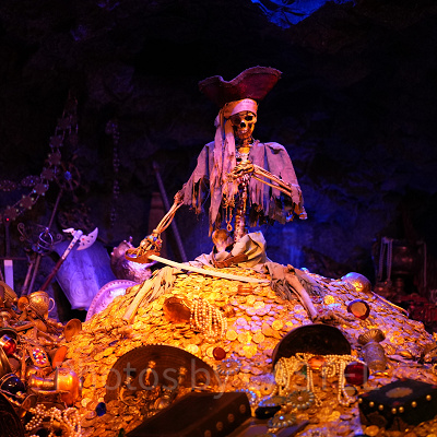 滝下りの後に登場する海賊のガイコツと宝の山