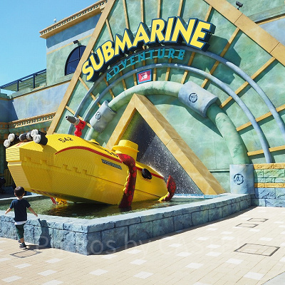 家族連れに人気なフォトスポット。「サブマリン・アドベンチャー」前にあります