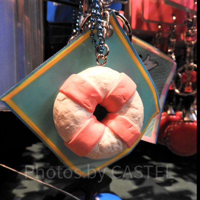 人気の高いうきわまんがキーホルダーに