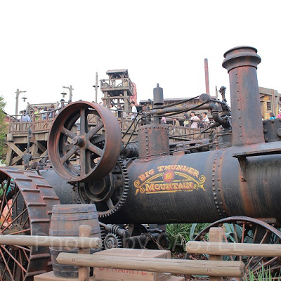 世界に数台しかないと言われている本物のスチームトラクター。100年以上前に使われていたそうです。