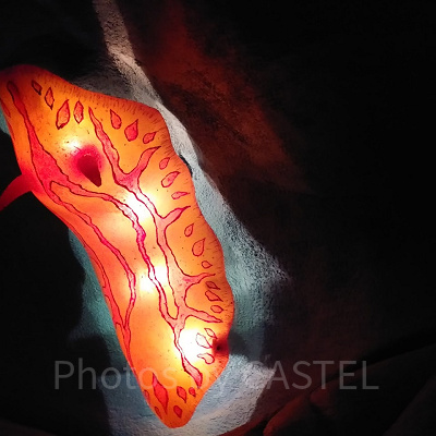 ワールプールを並んでいる場所を照らしてくれるウミウシ（ライト）