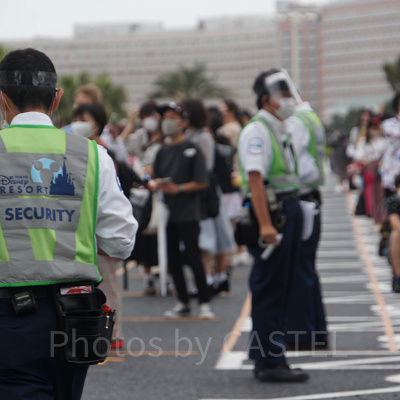 フェイスシールドをつけているセキュリティキャストさん