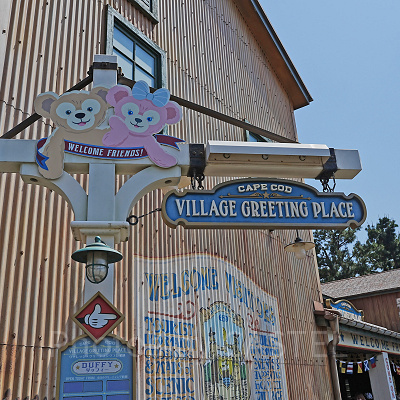 ダッフィーとシェリーメイが描かれた看板