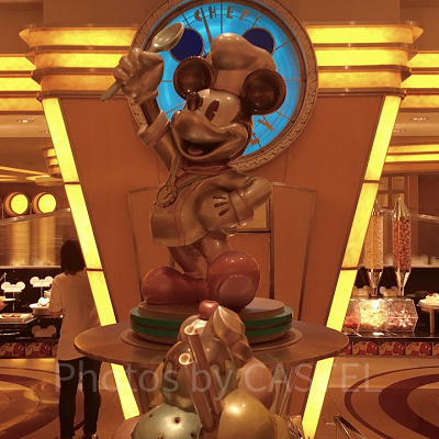 シェフミッキーのレストラン内中央に立っているミッキーの像