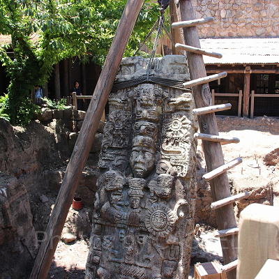 レストランの入口で見られる発掘中の石像