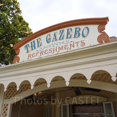 おしゃれな赤い屋根が目印☆