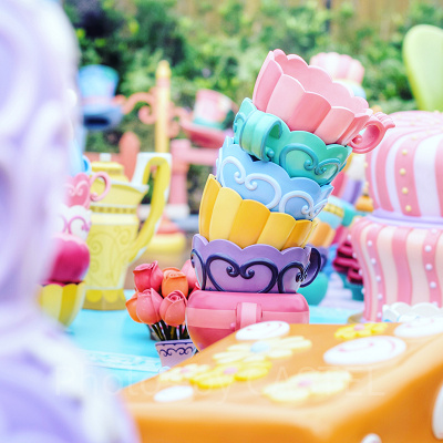 “A very merry UNbirthday to you!”ふしぎの国のティーパーティーがのテーブルが再現されています。