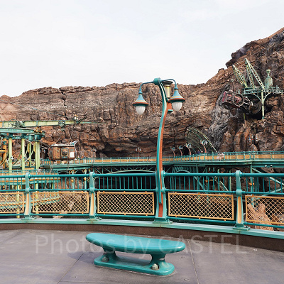 ミステリアスアイランドの景色。ネモ船長にまつわるさまざまなものを見ることができる。