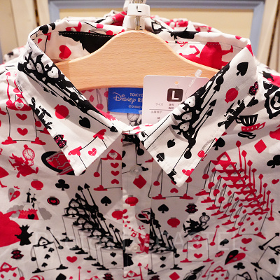 不思議の国のアリスの柄アップ ディズニー総柄シャツ