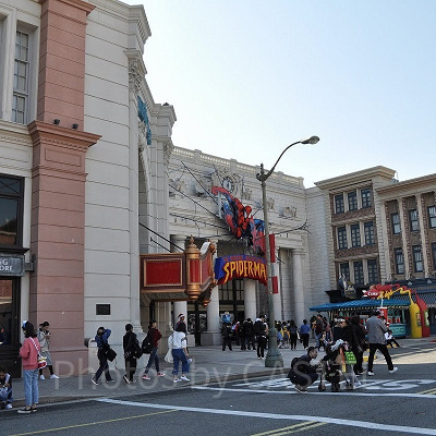 アメージングスパイダーマンストア（左）、スパイダーマンライド（中央）