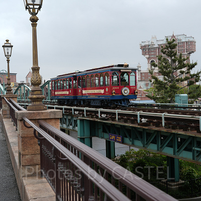 たくさん乗客を乗せて走るエレクトリックレールウェイ