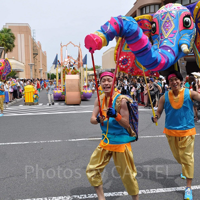 ハローキティフロートの前にはゾウが登場