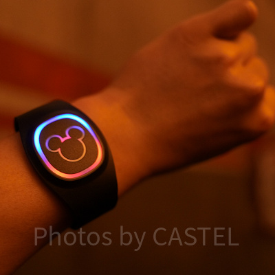 カリフォルニアアナハイムディズニー：ウェブ・スリンガーズ：スパイダーマン・アドベンチャー乗り場前でマジックバンド＋が勝手に光る！