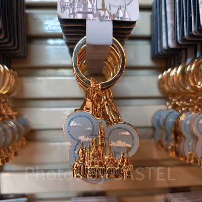 アナハイムディズニーのキーチェーン：ディズニーランドキャッスル型キーチェーン