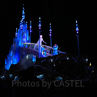 「エレクトリカルパレード・ドリームライツ」に登場するアナ、エルサ、オラフ